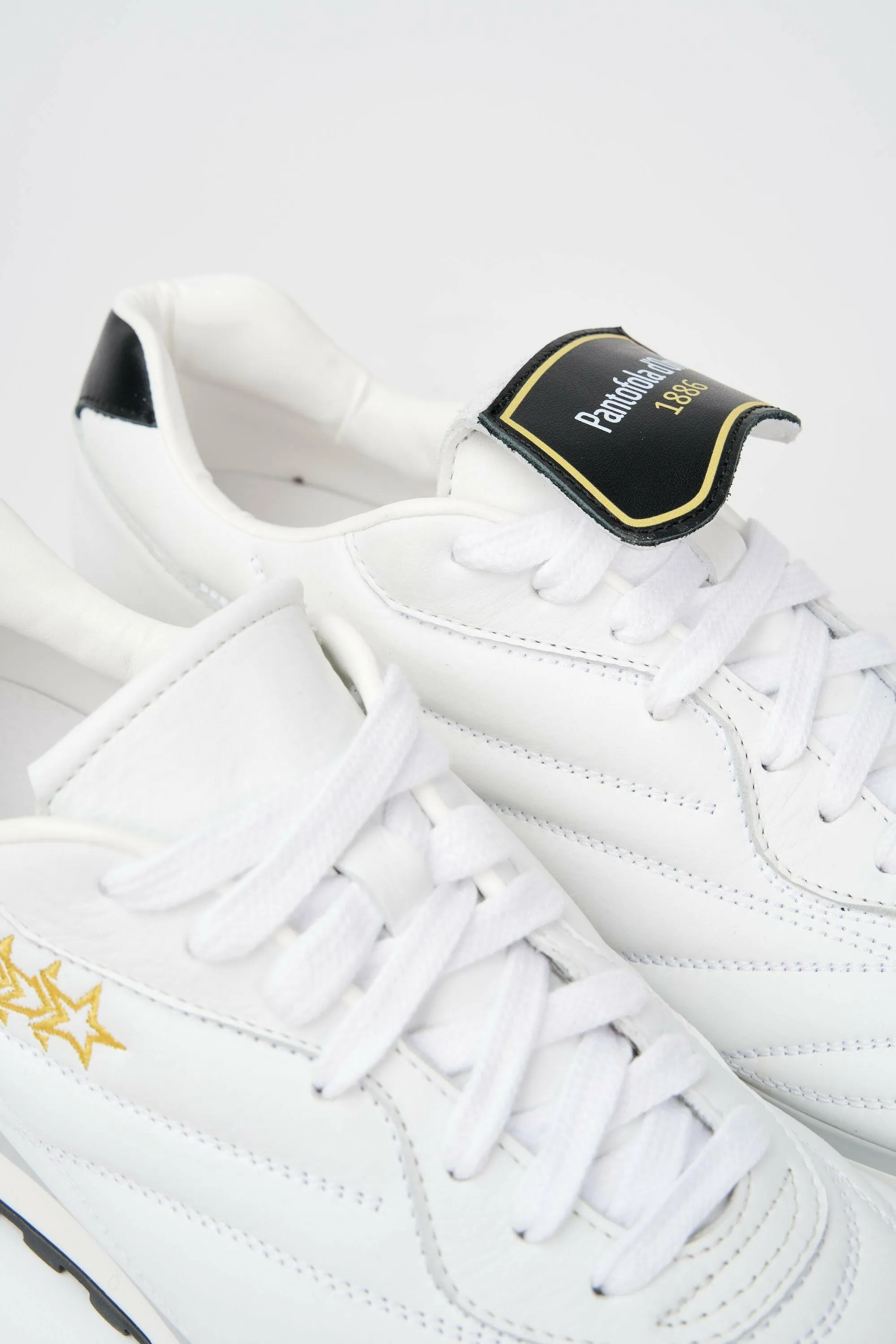 Sneakers uomo Pitch in pelle bianca e nera con stelle cucite oro